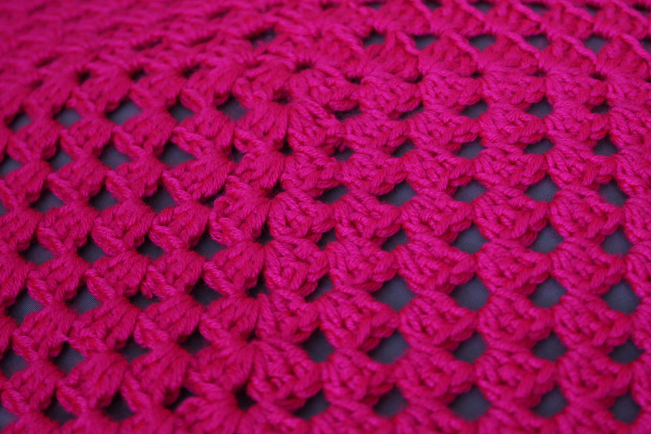 Coussin rose fluo granny crochet - les lubies de Louise (5 sur 6)