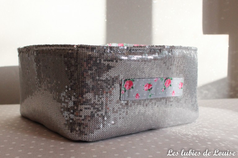 Un tissage de panier enroulé à base ferme Un tissage de panier enroulé à base ferme