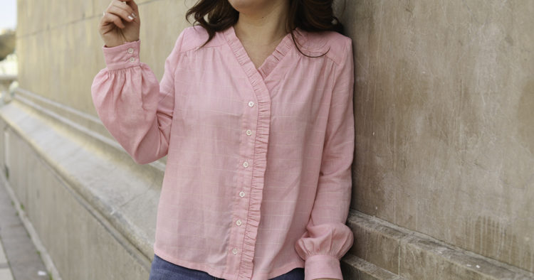 Ma version de la blouse Wendy de Sophie Denys dans un tissu rose à rayures or de Bord de Laize. Une blouse féminine et raffinée.