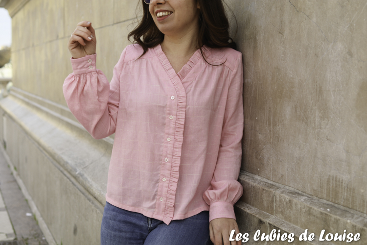Ma version de la blouse Wendy de Sophie Denys dans un tissu rose à rayures or de Bord de Laize. Une blouse féminine et raffinée.