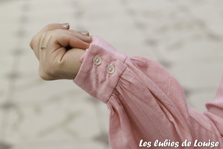 Ma version de la blouse Wendy de Sophie Denys dans un tissu rose à rayures or de Bord de Laize. Une blouse féminine et raffinée.