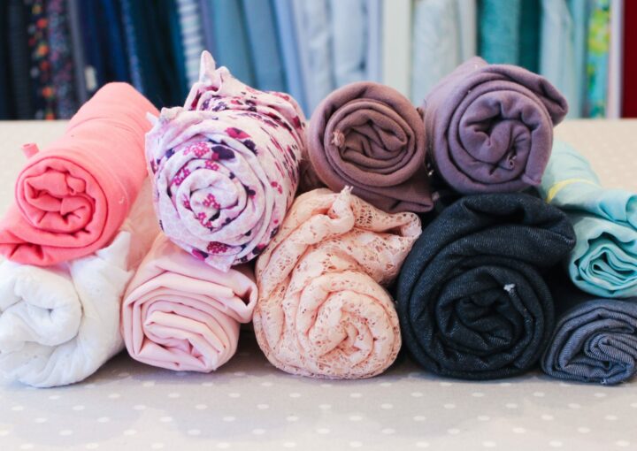 Rangement de chutes de tissu roulées