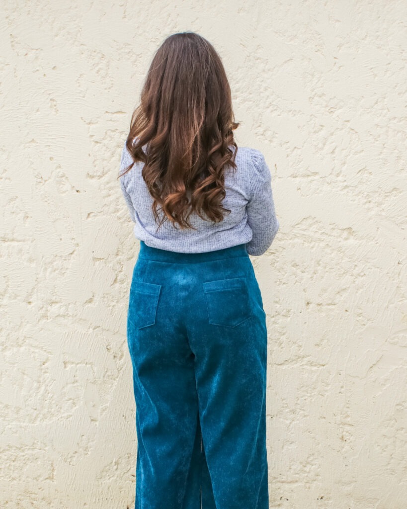 Dos du pantalon fauvette avec les poches plaquées