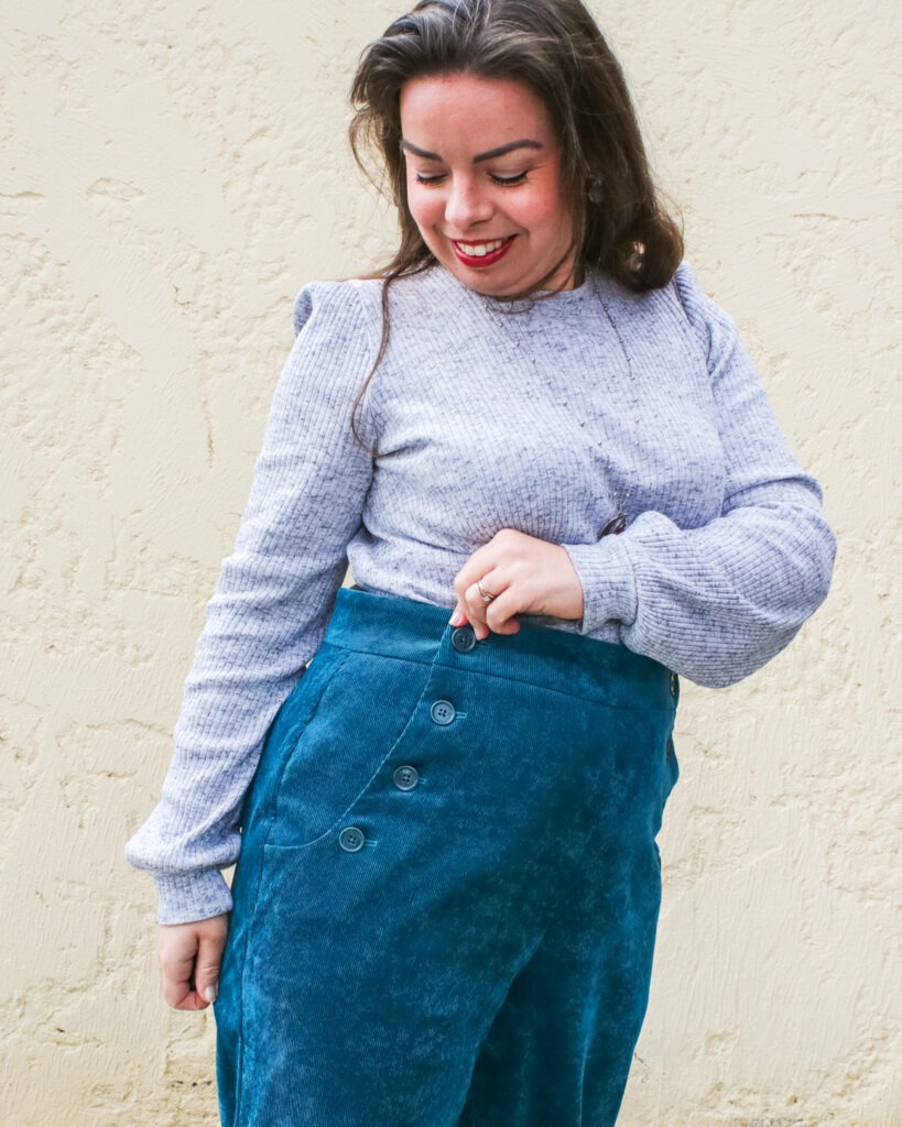 Zoom sur les boutons du pont de pantalon fauvette