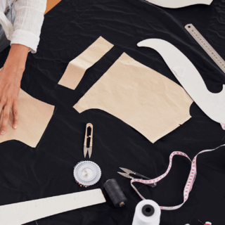 Découper et ajuster un patron de couture pour qu'il soit à nos mesures