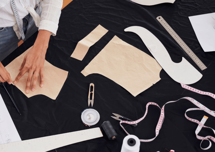 Découper et ajuster un patron de couture pour qu'il soit à nos mesures