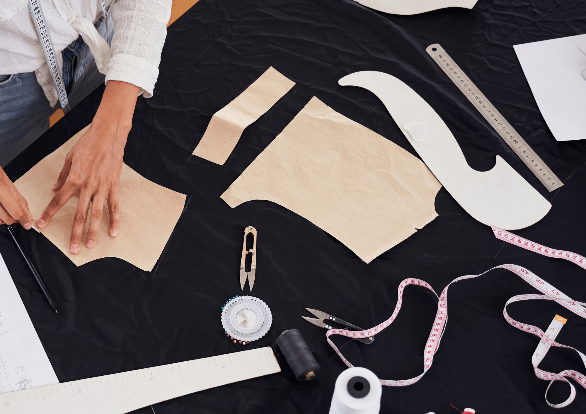 Découper et ajuster un patron de couture pour qu'il soit à nos mesures