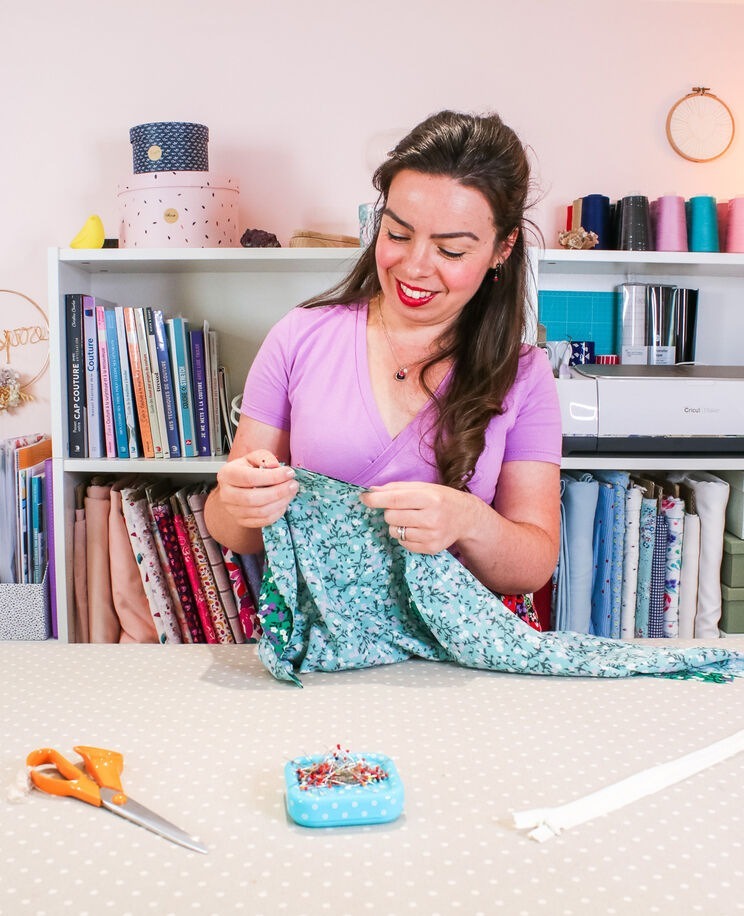 Louise qui enseigne la couture pour apprendre a coudre des vêtements sur-mesures
