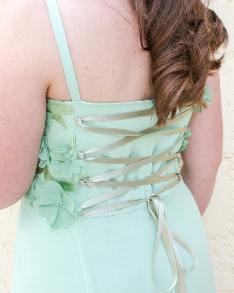 Dos de la robe avec le ruban de satin vert un peu plus foncé que le reste