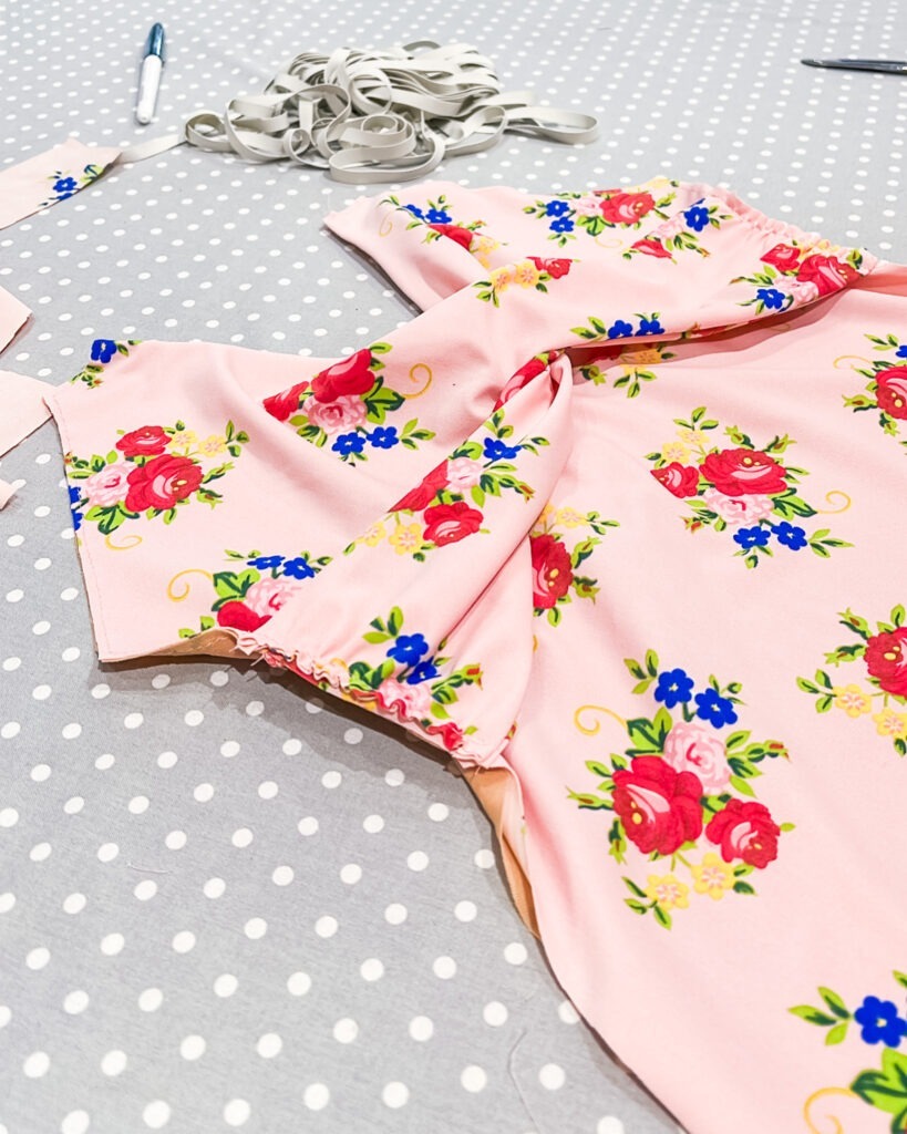 Lycra fleuri et laminette pour le maillot Sangria qui est en cours de couture